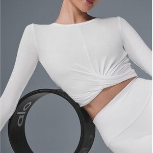 Alo Cover White Crop Top w/Twist Long Sleeve Great Condition